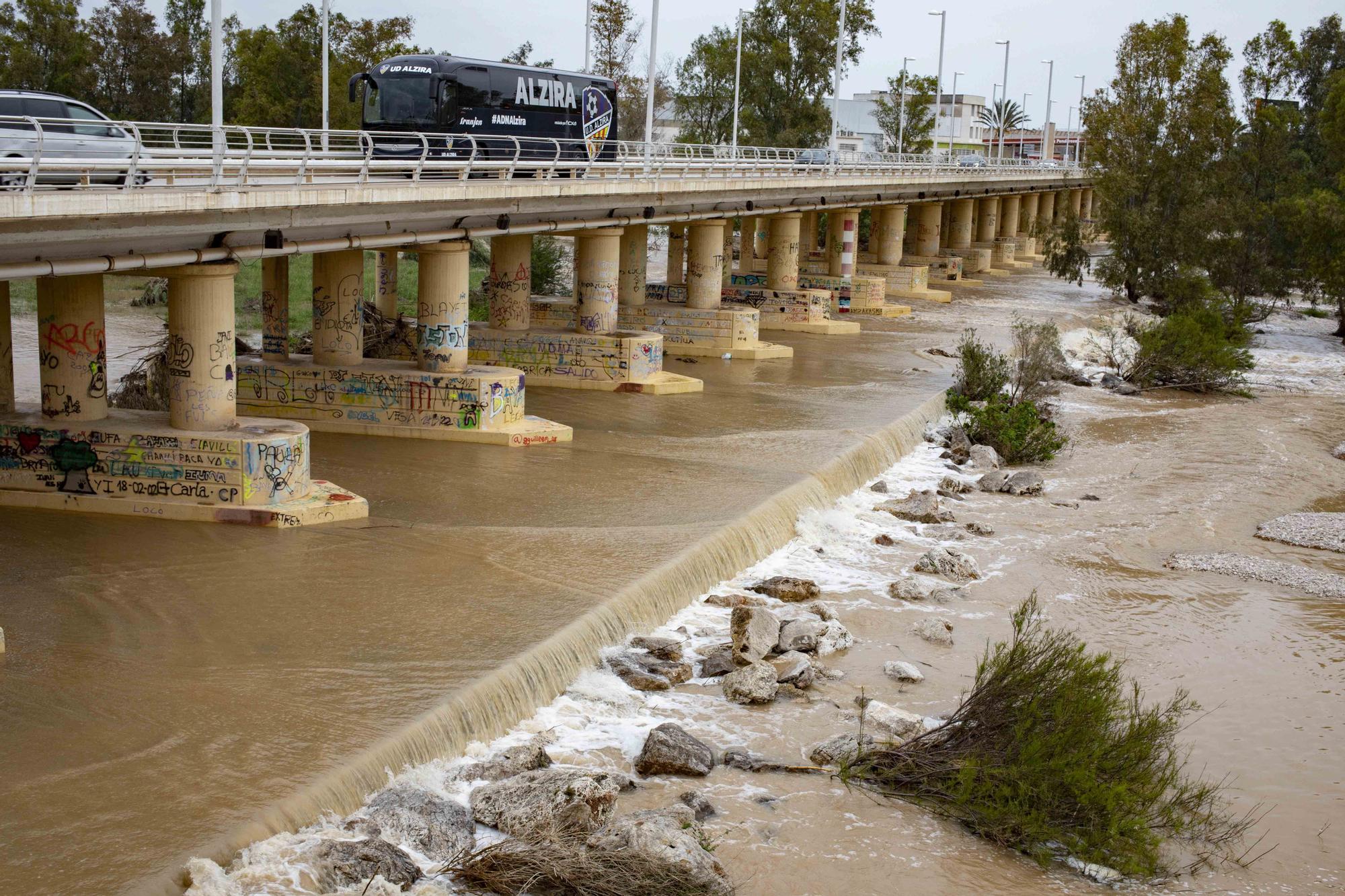 Las intensas precipitaciones han desbordado barrancos y cortado caminos en diferentes municipios de la comarca