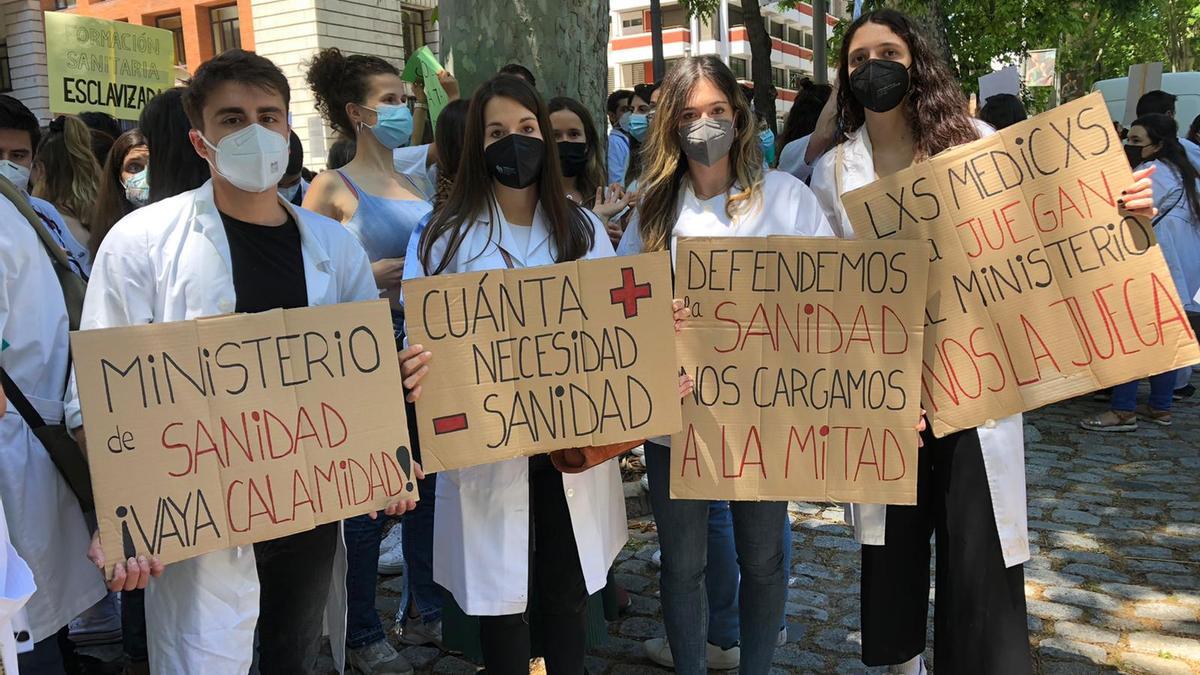 El aragonés Guillermo Escuer, a la izquierda, junto a otras compañeras, este martes en Madrid.