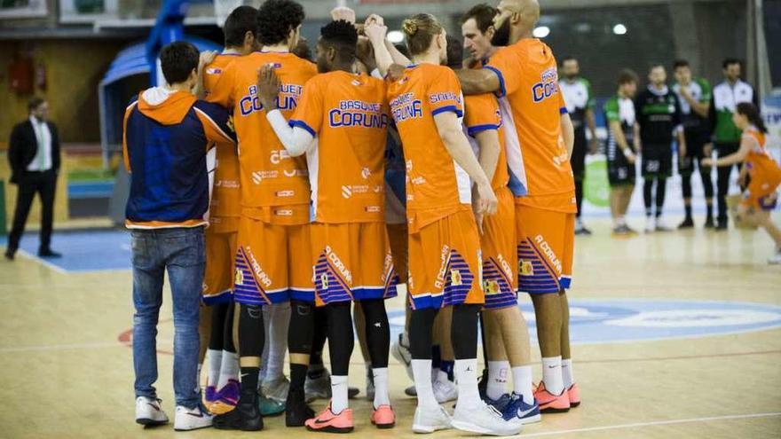 Los jugadores del Leyma hacen piña antes de un partido en Riazor.