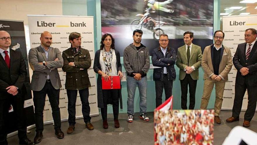 Representantes de Liberbank y organizadores del Freestyle, ayer, en la presentación de la prueba.