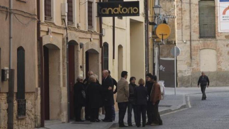 La Hermandad entrega a la familia un estandarte y un farol   La fragua del Espíritu Santo se apaga