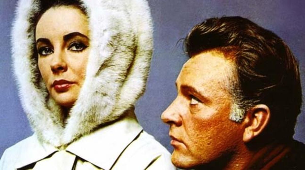 Elizabeth Taylor posa amb Richard Burton, l’home amb qui es casaria i es divorciaria dues vegades.