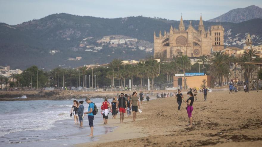 Muchos mallorquines paseaban esta maÃ±ana por la playa de Can Pere Antoni de Palma.