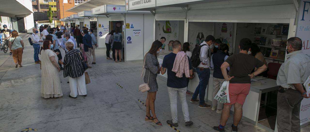Feria del Libro de Alicante instalada en la plaza Séneca el pasado año