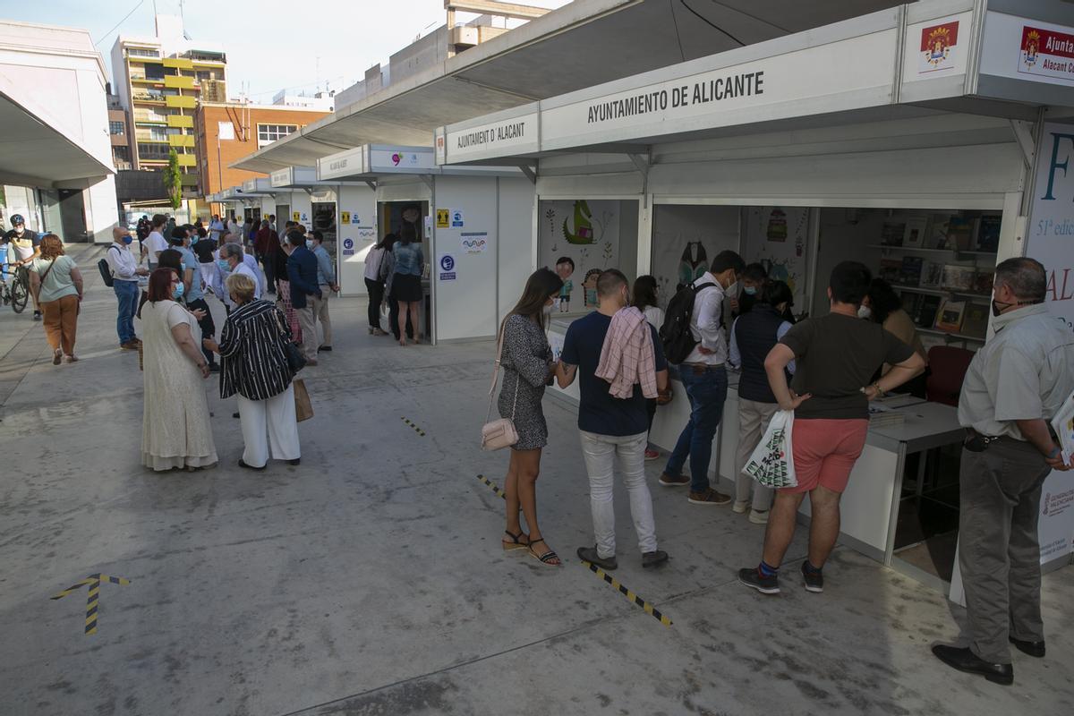 Feria del Libro de Alicante instalada en la plaza Séneca el pasado año