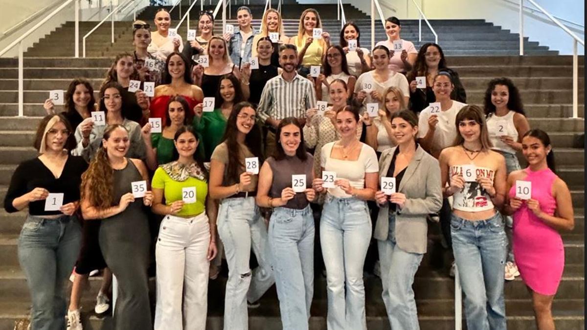 El concejal de Fiestas, Javier Caraballero, junto a las candidatas adultas al título de reina de las Fiestas de Mayo.