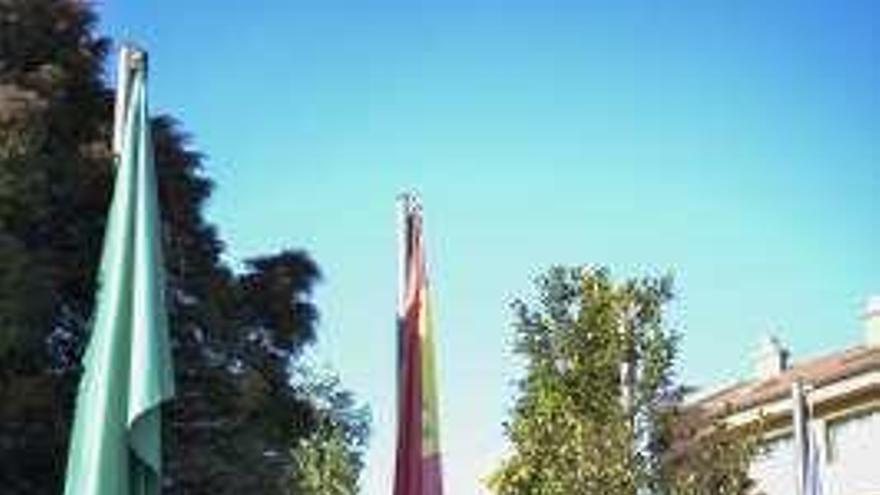 La bandera española, ayer en el mástil.