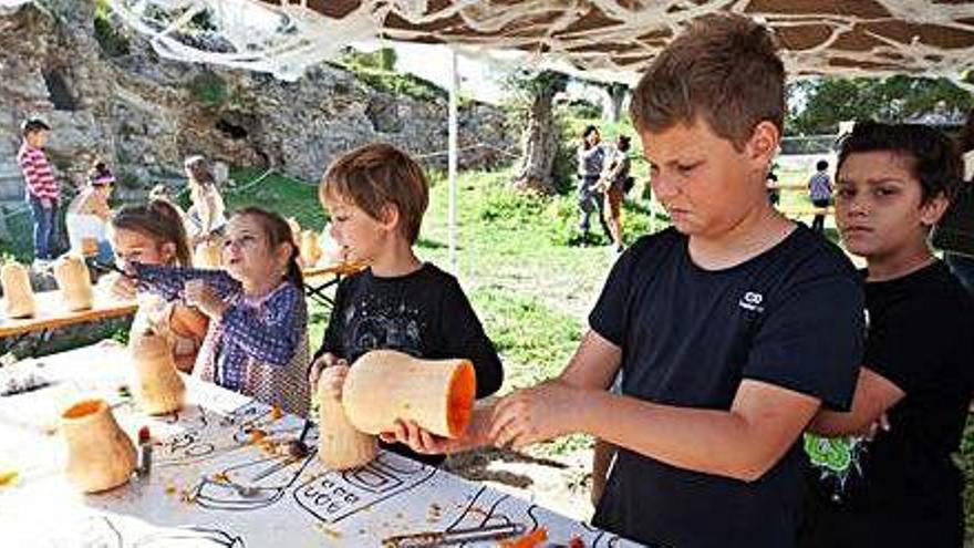 Un grupo de niños participa en un taller de &#039;Feim Barri&#039; en el Museo Arqueológico.