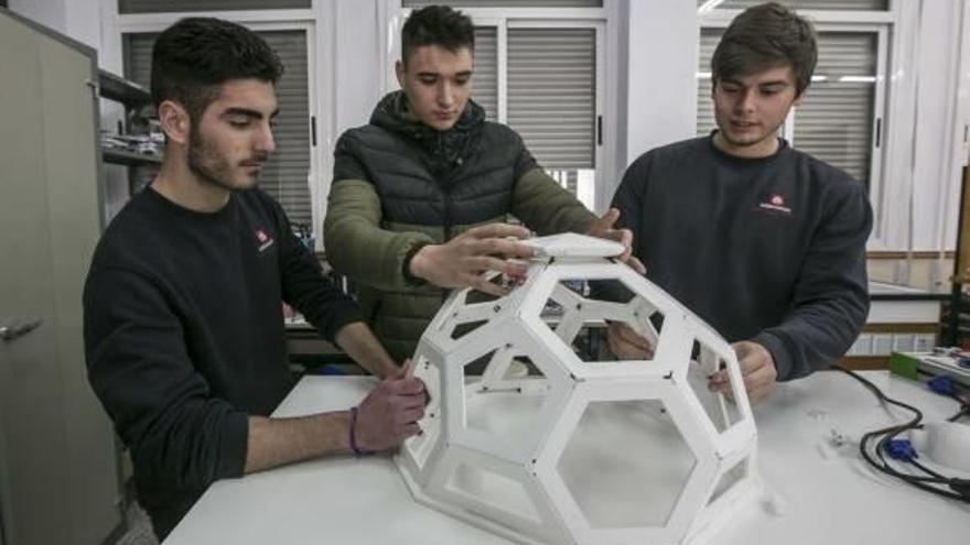 Alumnos de Salesianos con una maqueta del habitáculos que se ha diseñado en el centro.