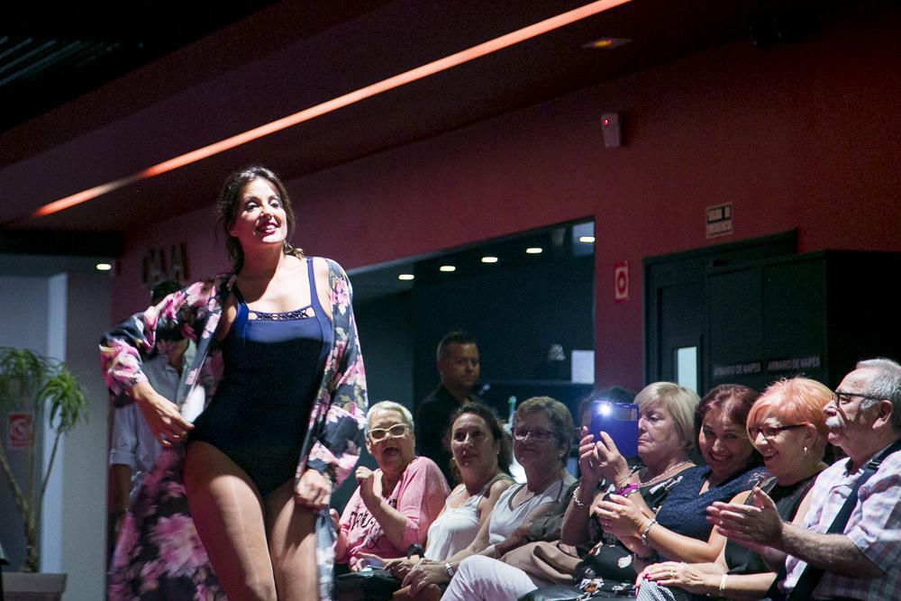 Nueve mujeres del grupo de autoayuda del cáncer de mama Anémona se subieron a la pasarela en Benidorm.