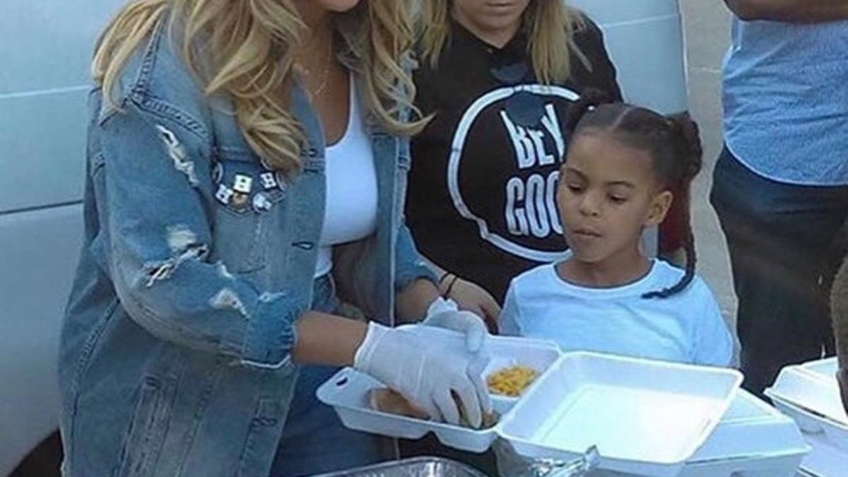 Beyoncé con su hija ayudando en Houston