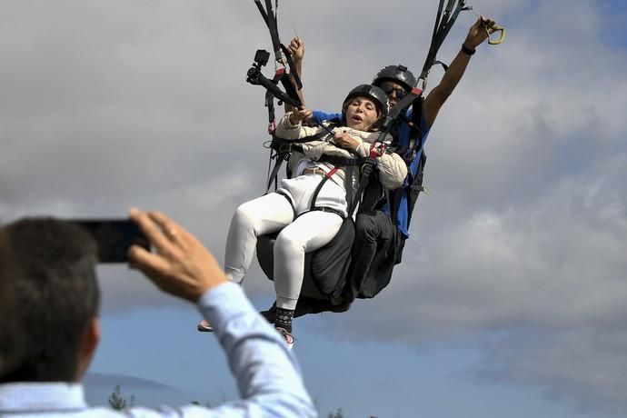 10-05-19 LAS PALMAS DE GRAN CANARIA. ZONA DE SALTOS PARAPENTE DE LOS GILES. LAS PALMAS DE GRAN CANARIA. Nardy Barrios en parapente.  Nardy Barrios se tira en parapente desde Los Giles junto a una persona que ganó un concurso. Fotos: Juan Castro  | 10/05/2019 | Fotógrafo: Juan Carlos Castro