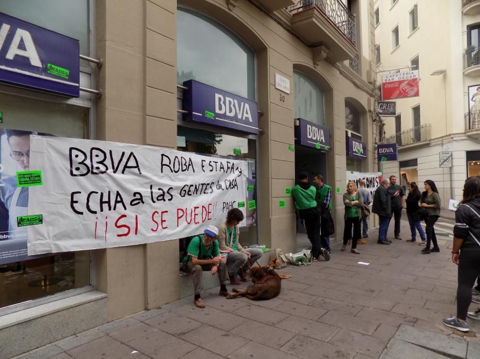 La PAHC ocupa el BBVA del carrer d'Àngel Guimerà