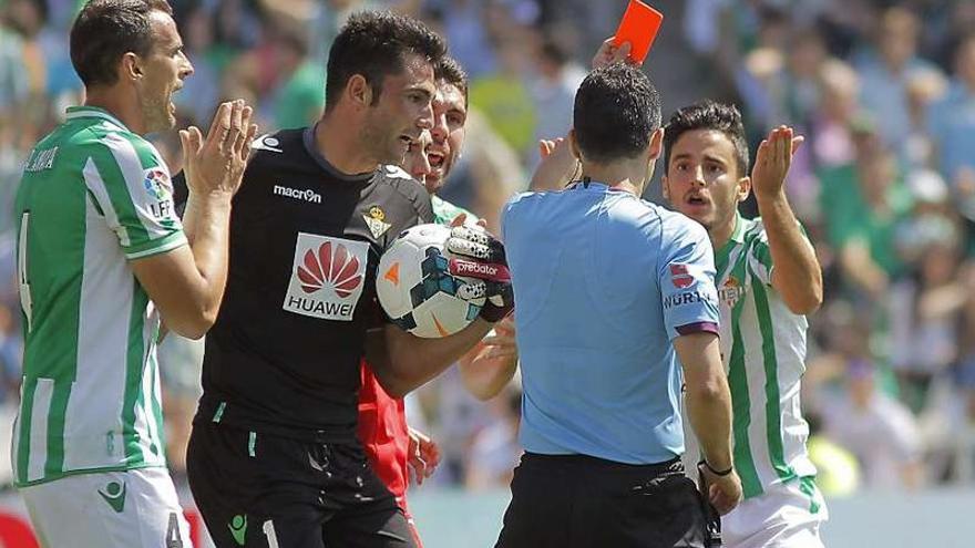 Varios jugadores béticos protestan una expulsión al colegiado Velasco Carballo en el Benito Villamarín. efe / p. puentes