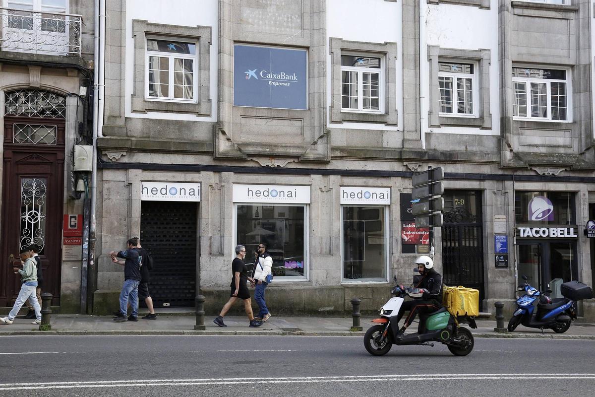 Local en la rúa da Senra de Santiago en el que se ubicaba hasta su cierre el centro estético Hedonai
