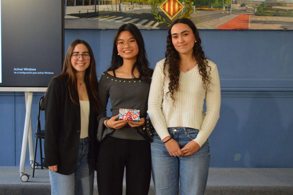 Jia Yue Wu (centre), del Col·legi Santa Maria, ha obtingut tant el premi a la millor obra com el premi de dibuix.