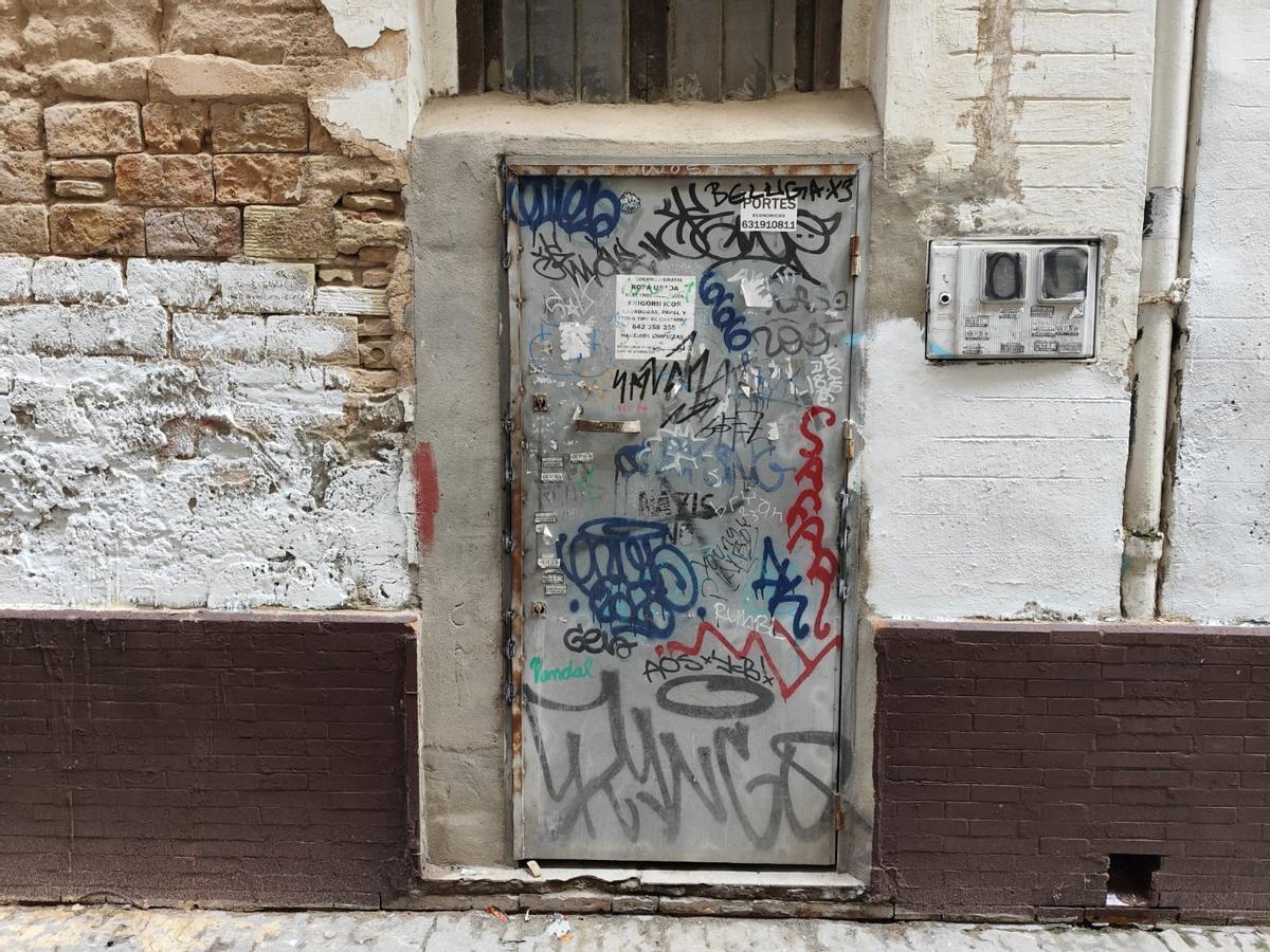 Una de las puertas del bloque de las calles García Ramos y Mendoza Ríos tras las soldaduras realizadas por el Ayuntamiento.