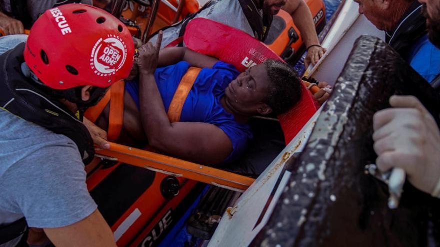 Open Arms pide a España un puerto para desembarcar a una superviviente y a dos fallecidos en un naufragio