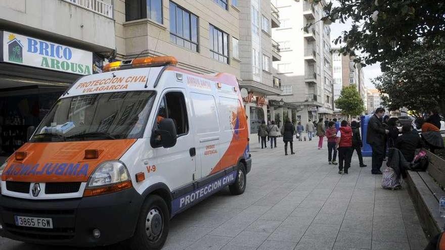 La ambulancia sale de la Plaza de Ravella con el niño accidentado.  // Noé Parga