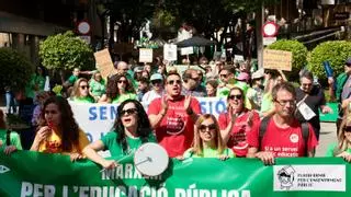 La visita "desacertada" (para el PSOE) de la edil de Educación de San Vicente en plena manifestación de profesores