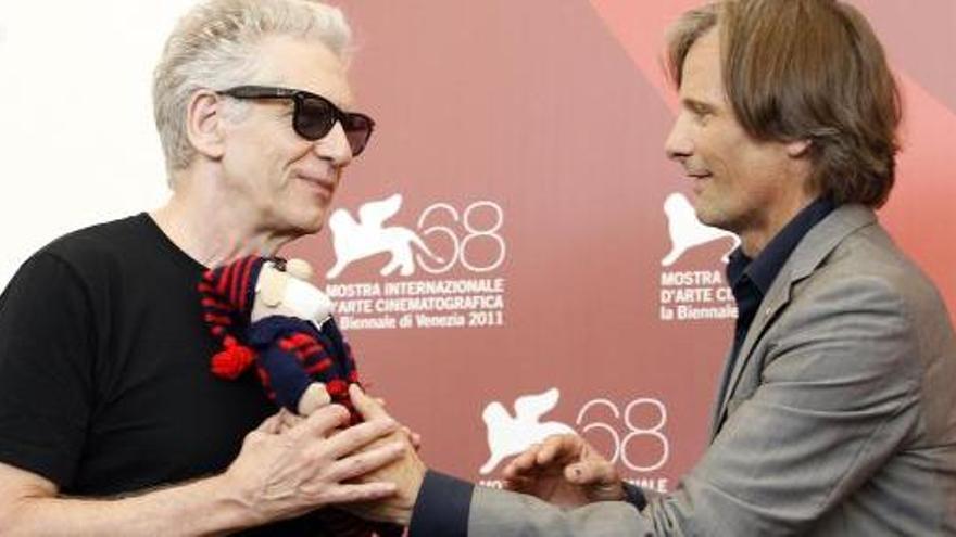 Viggo Mortensen entrega a David Cronenberg un peluche de su equipo de fútbol, el San Lorenzo argentino.