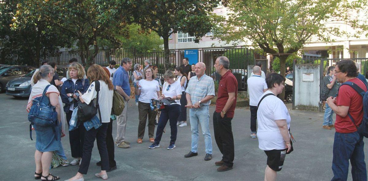 El patio del colegio fue escenario de los nervios de los futuros docentes. | Iñaki Osorio