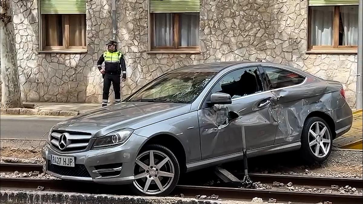 VÍDEO | Así ha quedado el coche que invadió las vías del tren de Sóller en Palma