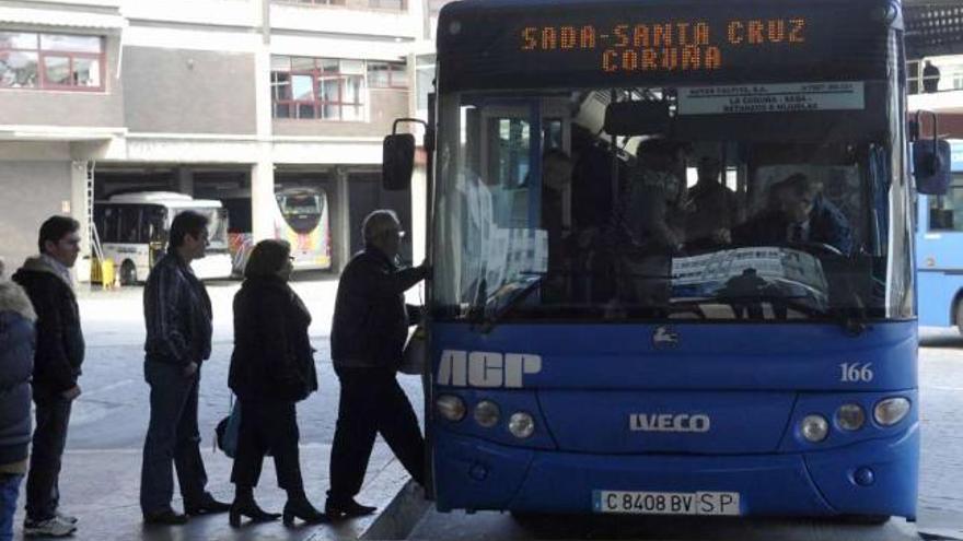 Usuarios del transporte metropolitano, en la estación de autobuses. / eduardo vicente