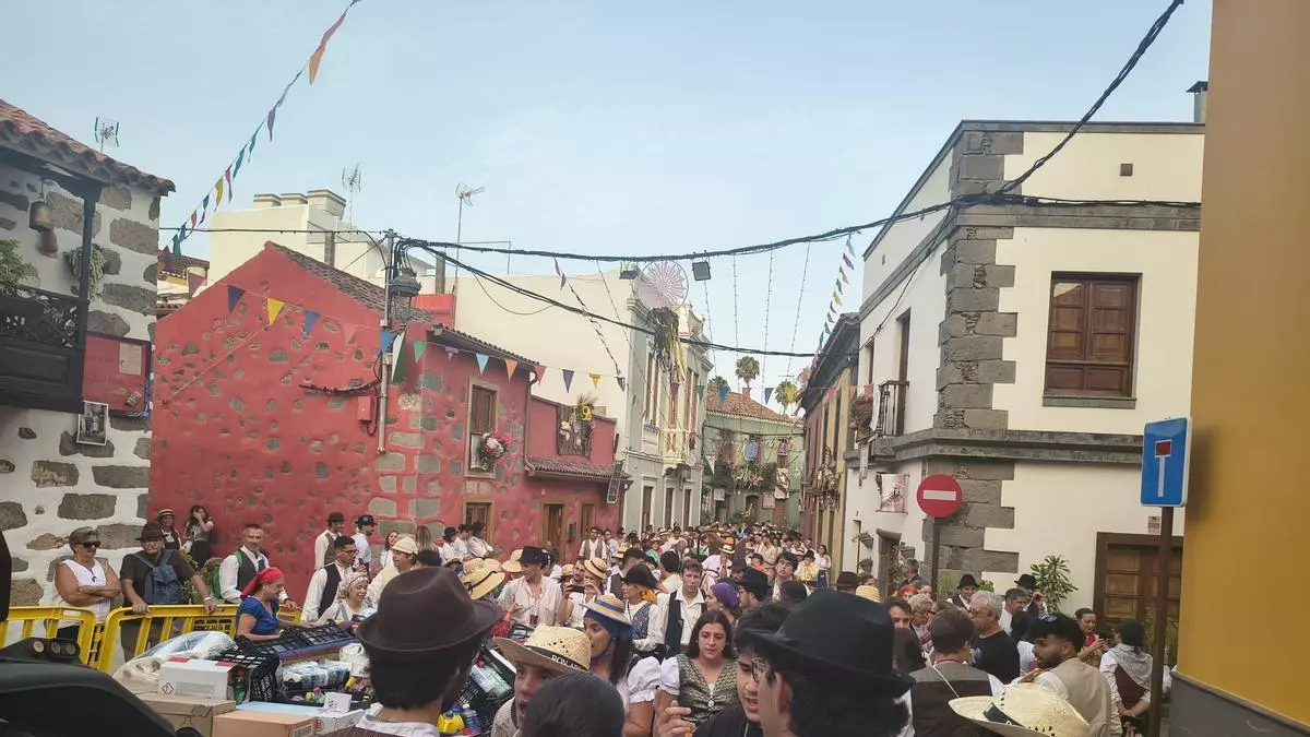 Santa Brígida celebra una multitudinaria Romería-Ofrenda en honor a su patrona