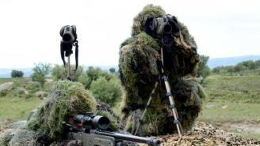 Dos militars de camuflatge. en unes maniobres a Sant Climent Sescebes