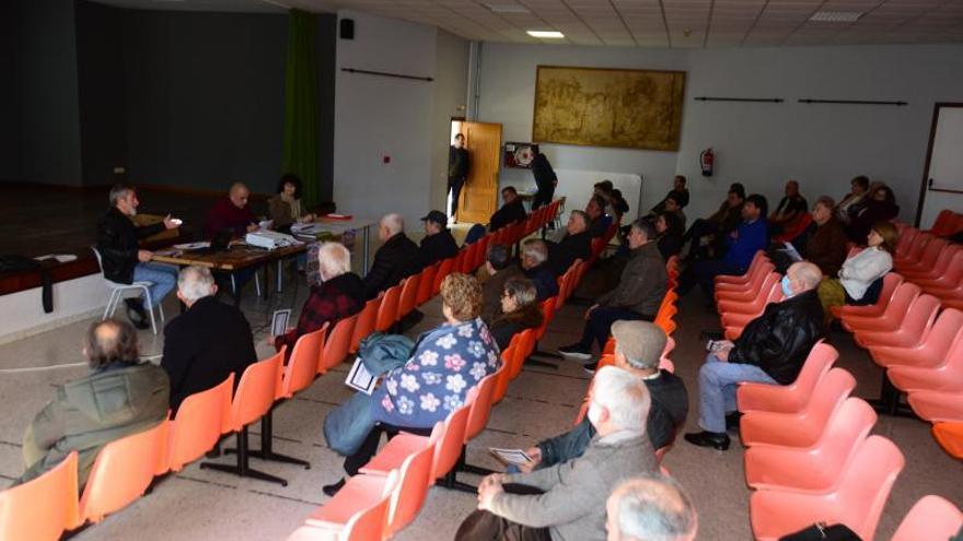 Un momento de la asamblea de la Comunidade de Montes de Beluso, ayer en la Casa do Pobo. |   // G.NÚÑEZ