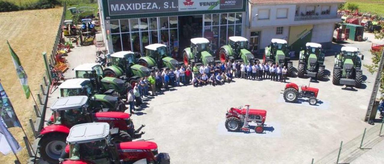 El conjunto de propietarios y los dueños de Maxideza durante la entrega de tractores, ayer. // Bernabé/Gutier