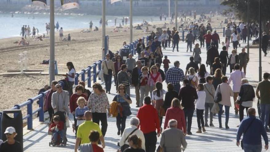 Cientos de alicantinos y turistas aprovecharon el buen tiempo de ayer para pasear por la playa.