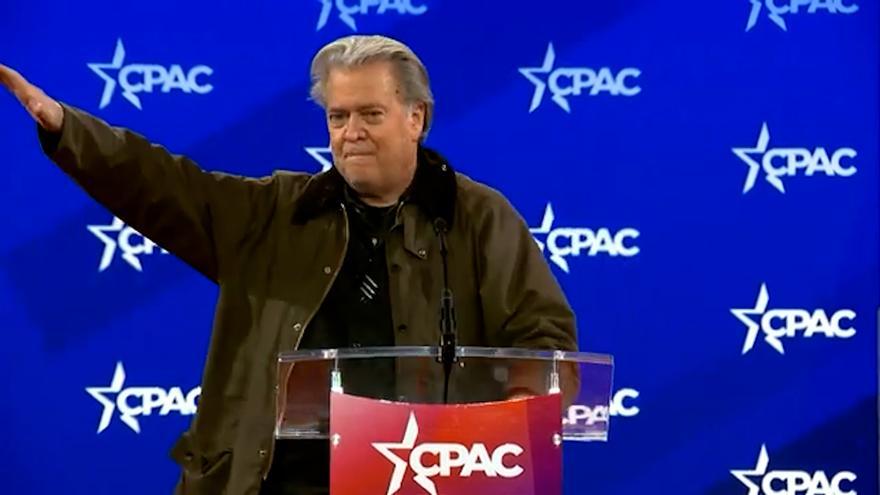 Steve Bannon replica el saludo nazi en una cumbre política ultraconservadora
