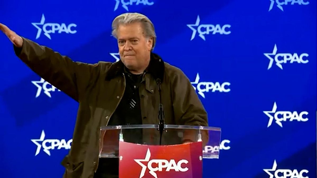 Steve Bannon replica el saludo nazi en una cumbre política ultraconservadora