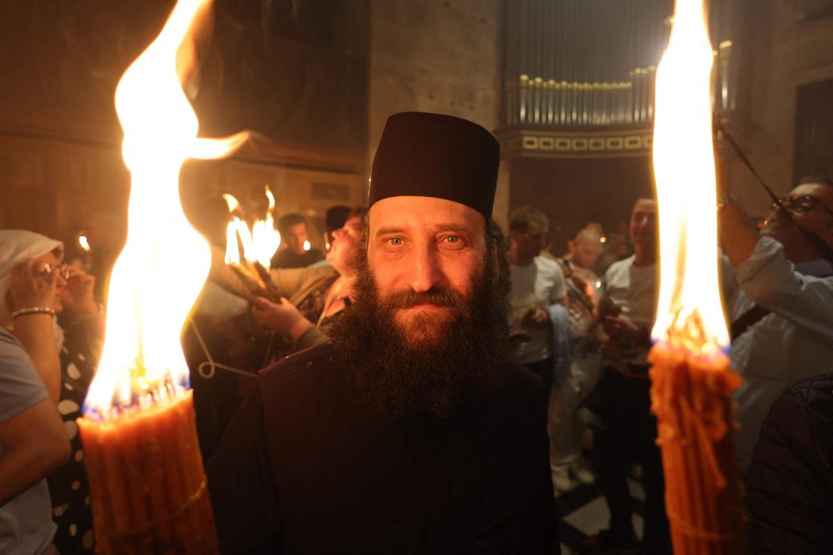 Cristianos ortodoxos celebran “Fuego Sagrado” en Jerusalén. eregrinos cristianos ortodoxos sostienen velas durante la ceremonia del Fuego Sagrado, un día antes de la Pascua ortodoxa, el sábado 15 de abril de 2023 en la Iglesia del Santo Sepulcro en la Ciudad Vieja de Jerusalén, donde muchos cristianos creen que Jesús fue crucificado y enterrado antes de resucitar.