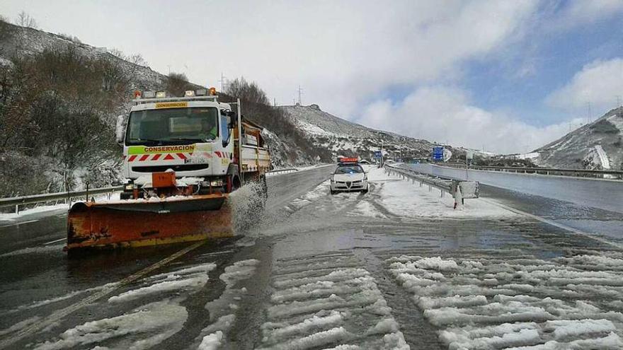 Aspecto, ayer, del puerto de A Canda, en el límite entre Ourense y Zamora por la A-52. // Brais Lorenzo