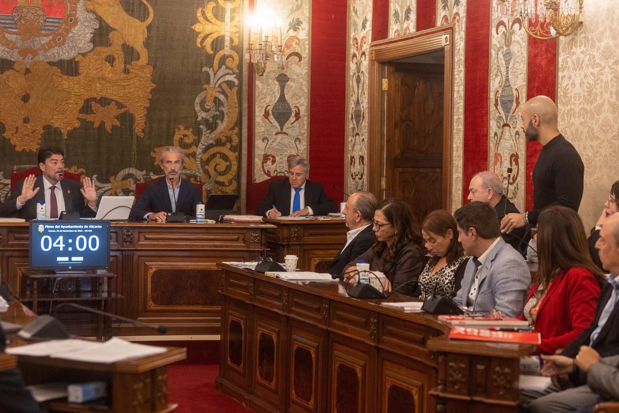 Doble protesta contra Barcala en el pleno de Alicante, de la izquierda por no frenar a Vox y de los funcionarios