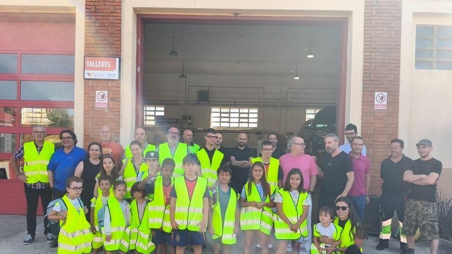 Los pequeños del Centro Sonrisas de Cáceres aprenden el funcionamiento del Parque Móvil y Talleres de la Diputación