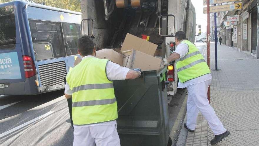 Trabajadores de la empresa adjudicataria del servicio de limpieza, en una calle de la ciudad.  // Iñaki Osorio