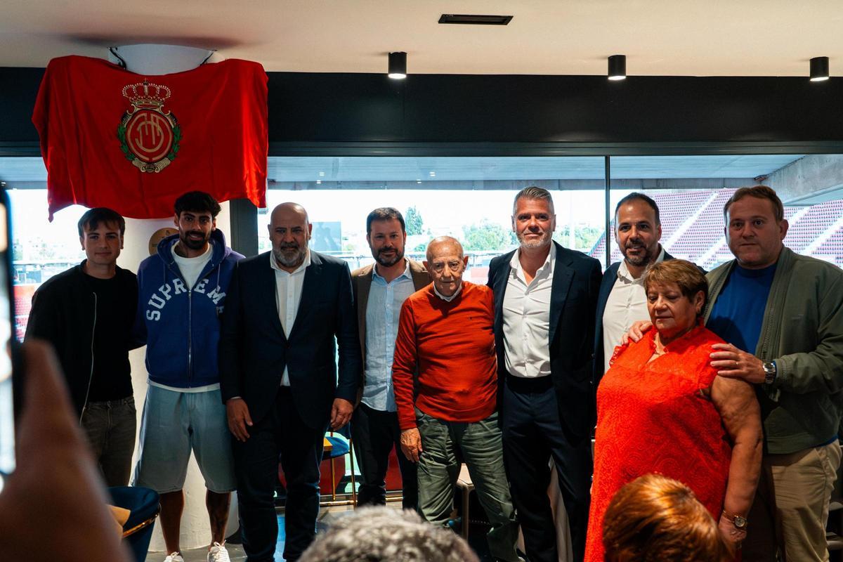 Homenaje de la Penya Arrabal a Toni Tatxa Homenaje de la Penya Arrabal a Toni Tatxa