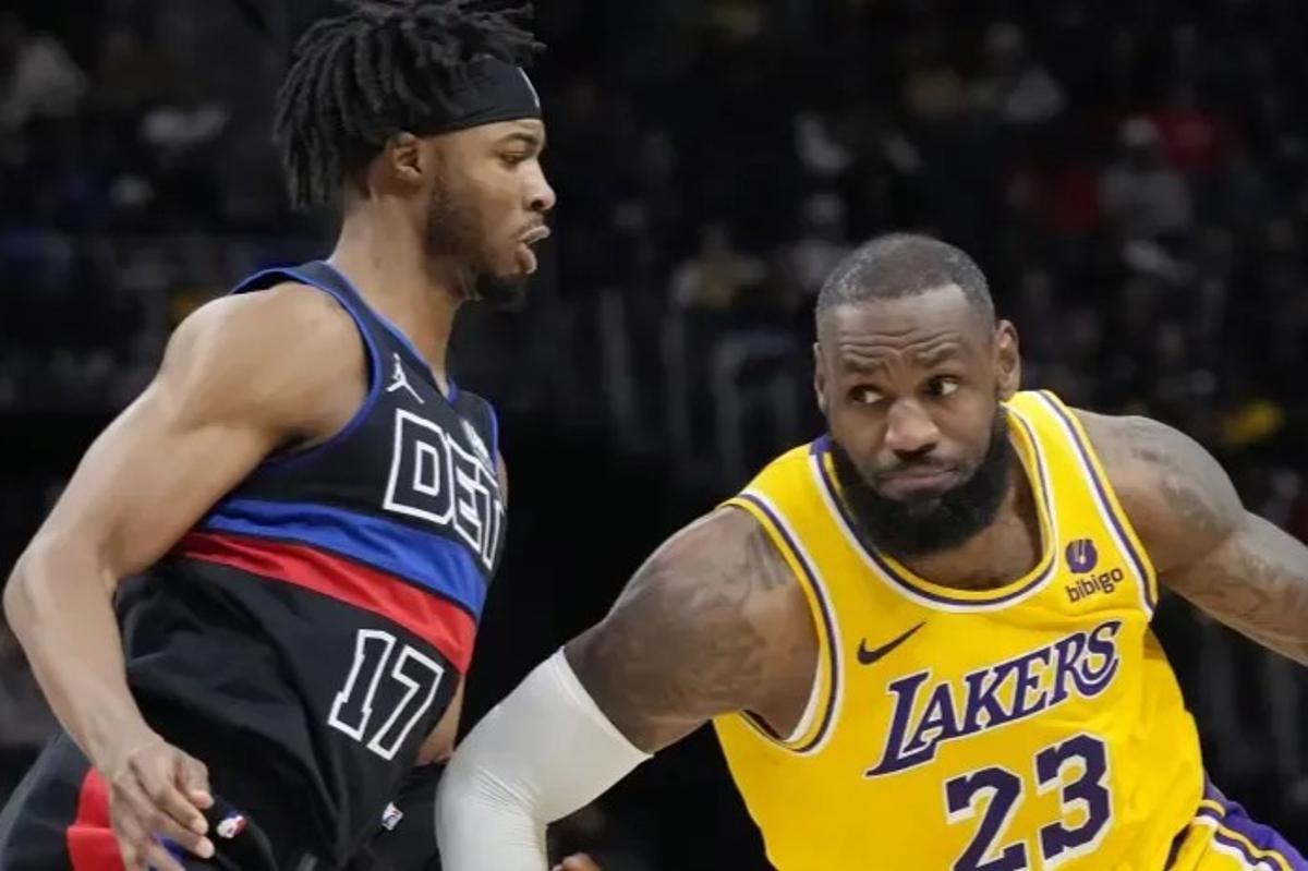 Umude, con la camiseta de los Pistons, defendiendo a LeBron James
