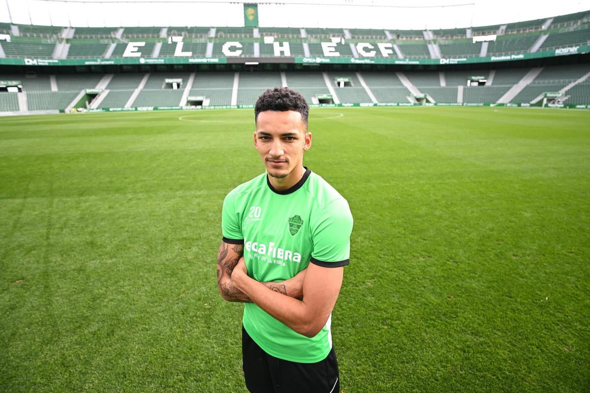 Álvaro Rodríguez posa sobre el césped del Martínez Valero durante el reportaje fotográfico con INFORMACIÓN.