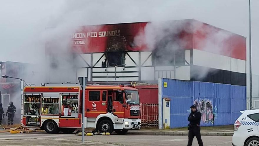 Aparatoso incendio en la nave de &#039;The Rincon Pío Sound&#039; de Don Benito