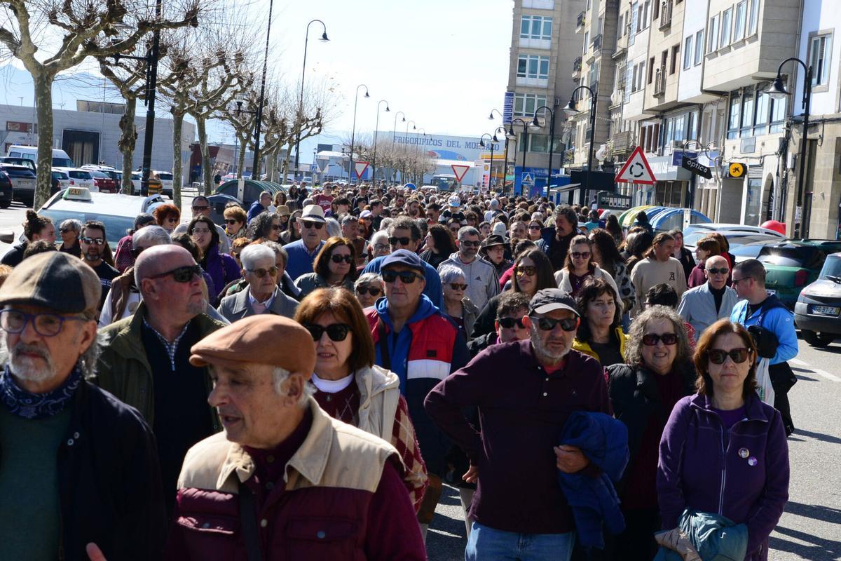 Centenares de personas se manifiestan por el Día de la Mujer Trabajadora en Cangas