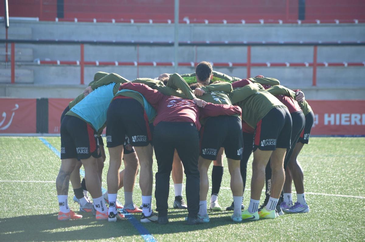 Los futbolistas del Salerm Puente Genil se conjuran antes del encuentro frente al UCAM Murcia.
