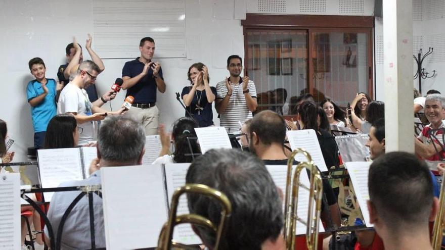 La Sociedad Musical de Cehegín celebrando el triunfo. E. S.