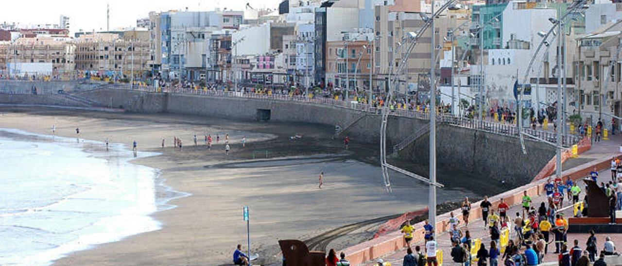 En cualquier lugar del mundo llamará la atención esta imagen de los atletas corriendo en manga corta al lado de una de las mejores playas del mundo como es Las Canteras, a finales del mes de enero.