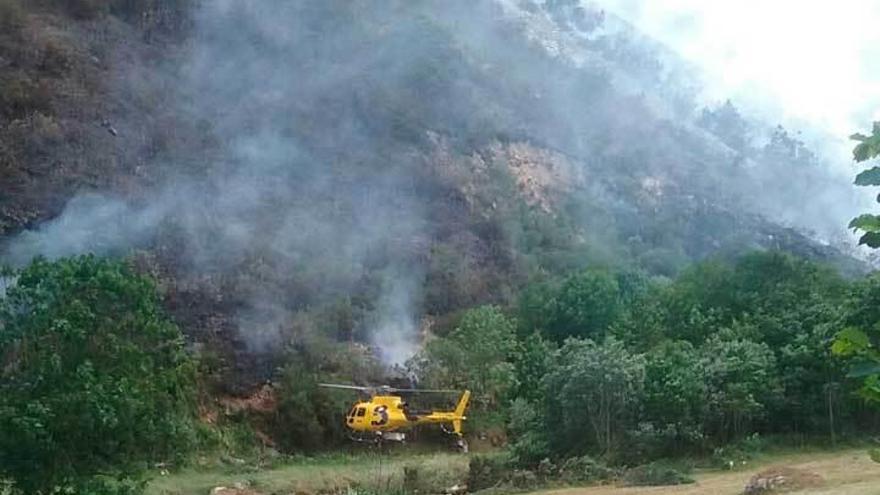 Un helicóptero en la zona próxima al incendio de Villar de Vildas, en Somiedo.