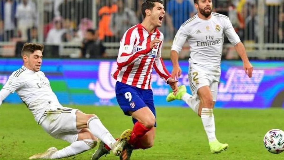 Federico Valverde zancadillea a Álvaro Morata en la final de la Supercopa de 2020 en Yeda.
